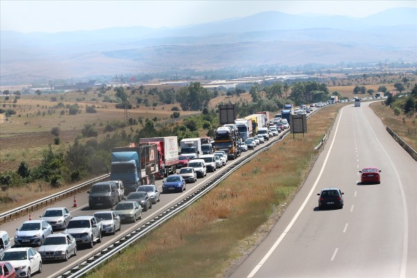 15 KM'lik kuyruk! Trafik durma noktasına geldi!